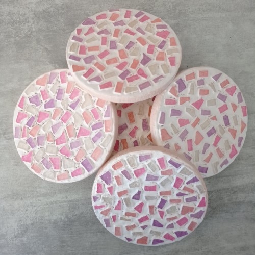 Décorez des sous-verres en bois de mosaïque pour votre table d'apéro cet été.