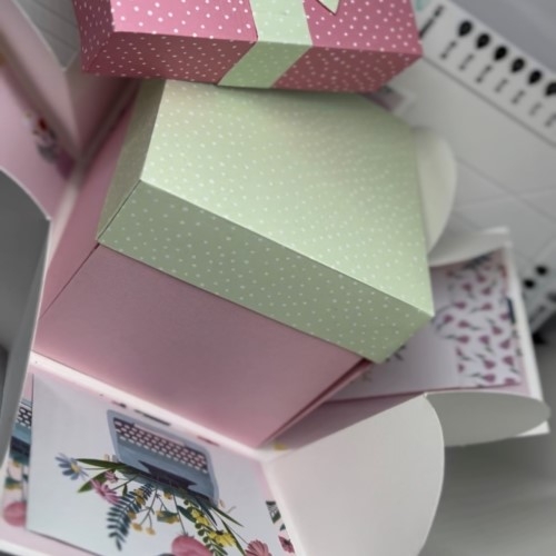 Une boite à explosion Life is simple, papier et embellissements .