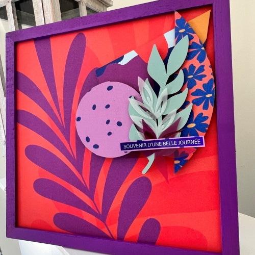 Un cadre scrap décoré de silhouettes en bois du kit déco Colorblock
