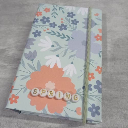 Mini album spring à l'aide de l'outil 5 en 1, le book cover guide!