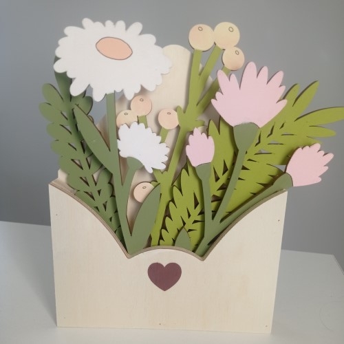 Set en bois enveloppe et fleurs
