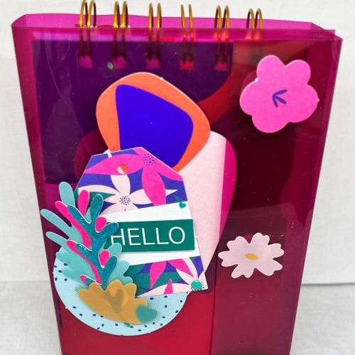 Un happy mail en acétate, massicot, Cinch et collection Colorblock