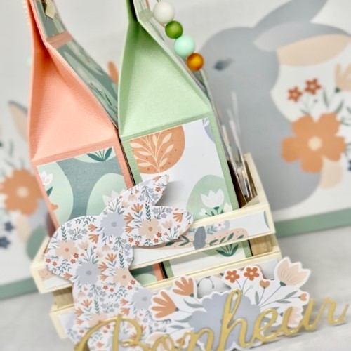 Un casier en bois et des sachets fait main pour Pâques.