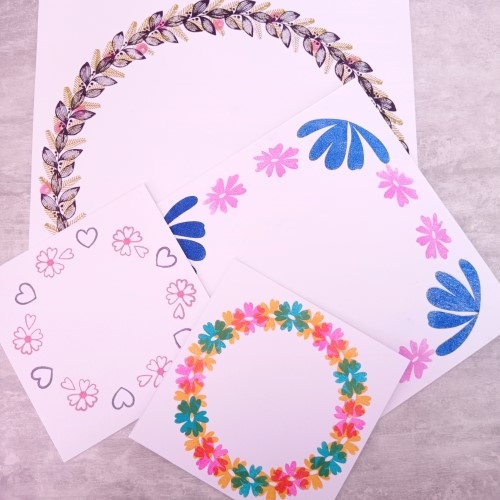 Couronne de fleurs et tamponnages coins