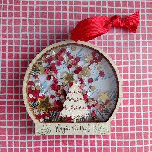 Utilisez des silhouettes boules en bois et un die confetti pour réaliser une shaker boule de Noël