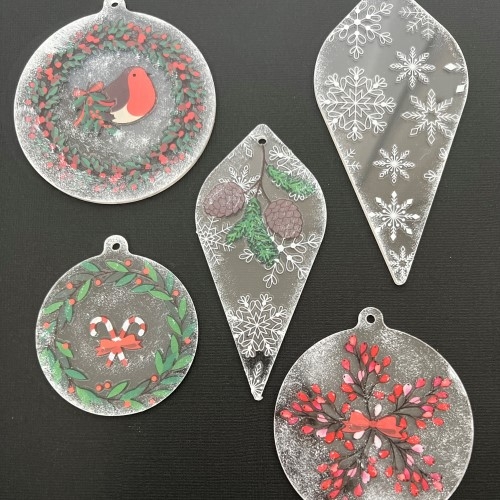 Décorez des silhouettes acryliques à l'aide de décalcomanies - aude family