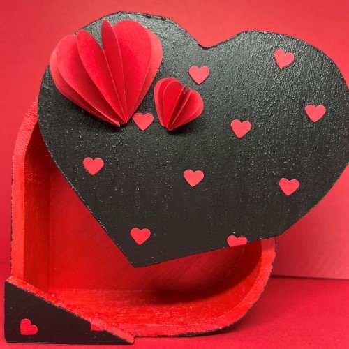 Décorez une boite coeur en bois pour offrir votre cadeau.