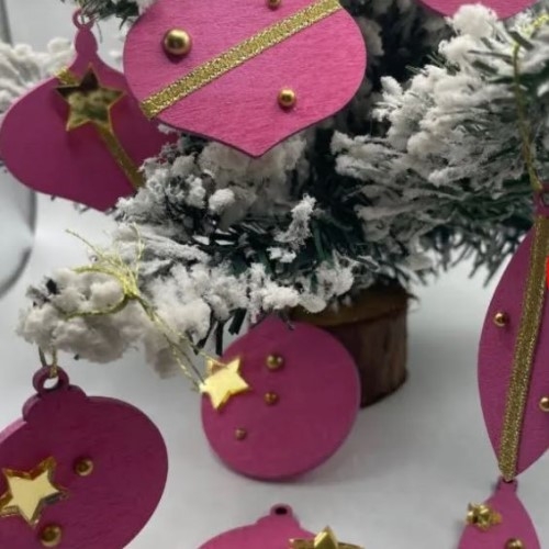 Décorez des silhouettes en bois en forme de boules de Noël