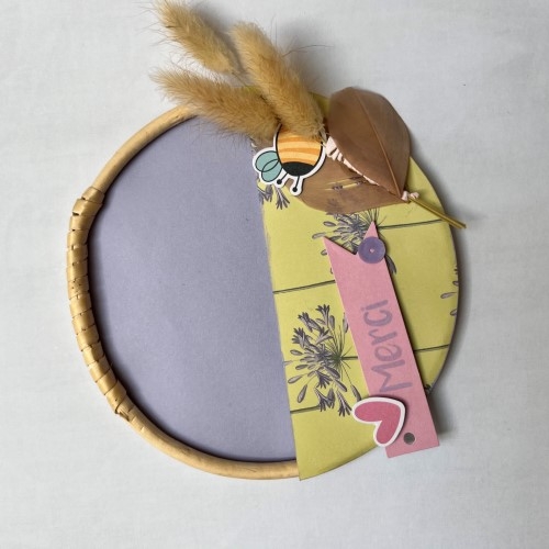 Un happy mail en forme de couronne en osier
