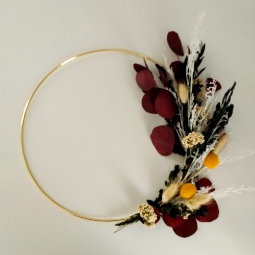 Une couronne de fleurs séchées