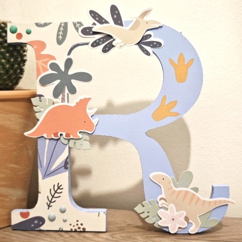 Décorez une lettre en bois avec la collection scrap enfant Dino & Co