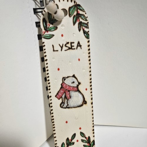 Testez le pyrograveur sur un marque-page en bois