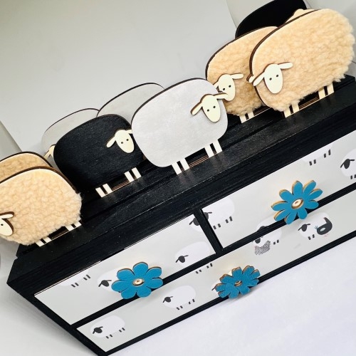 Décorez un meuble titoirs et apposez un kit de silhouettes moutons