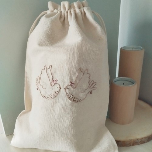 Un pochon et le kit broderie pour créer un support brodé.