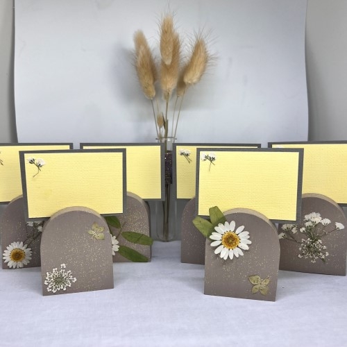 Décorez des prote-noms en bois de fleurs pressées.