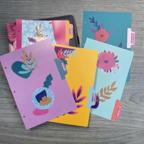 Décorez des intercalaires en papier acétate coloré