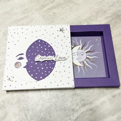 Une boite cadeau r&eacute;alis&eacute; &agrave; l'aide de la shadow box pour cr&eacute;er une boite &agrave; ombre