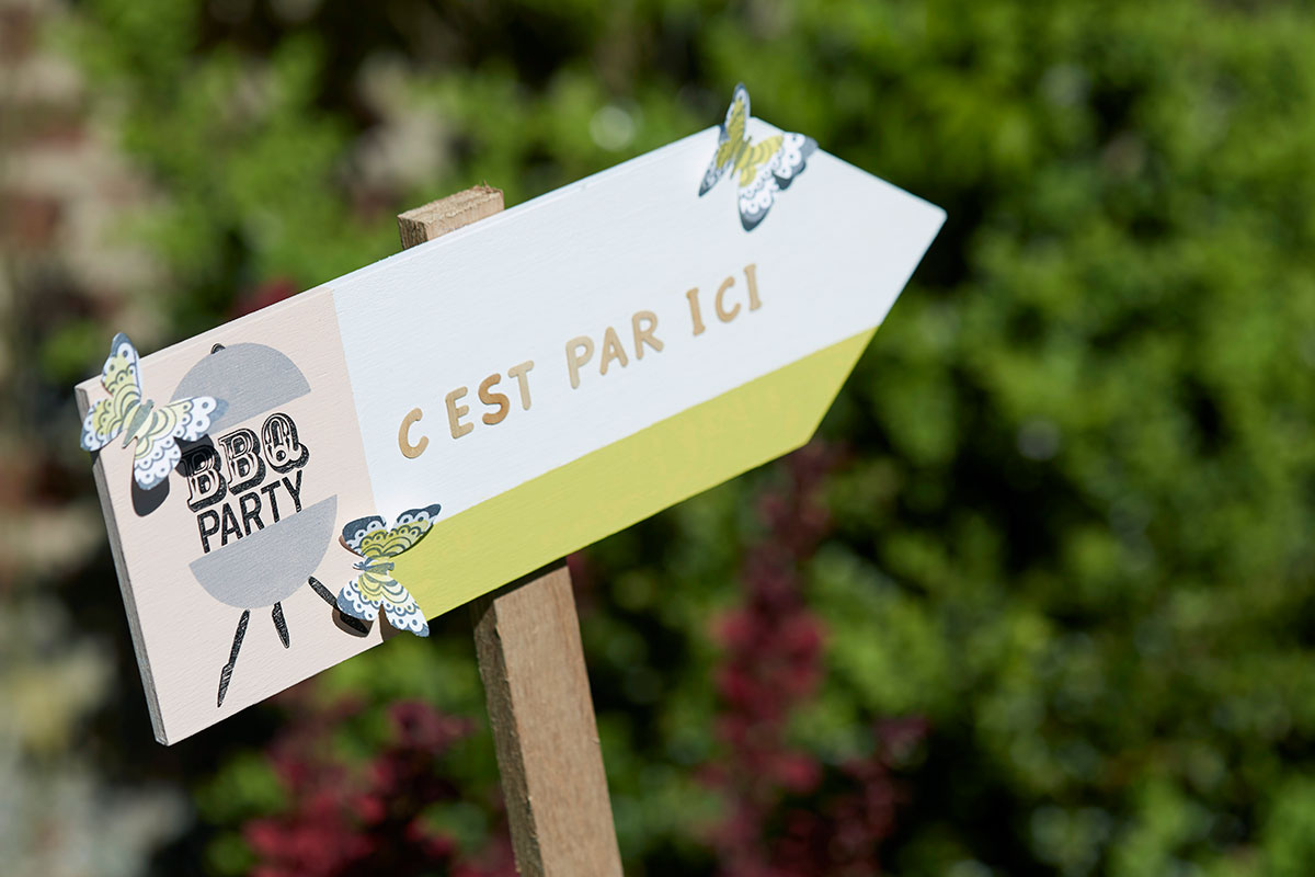 Panneau de direction pour une fête