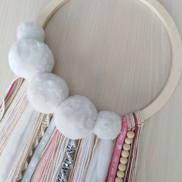 Décorer un attrape-rêves avec des pompons