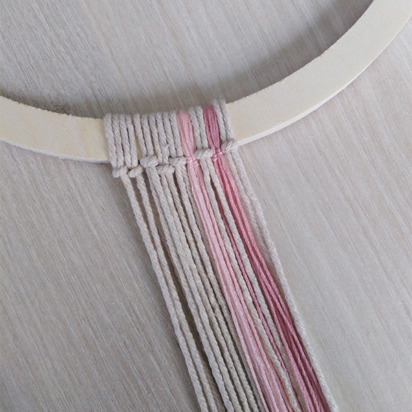 Décorer un attrape-rêves avec du macramé