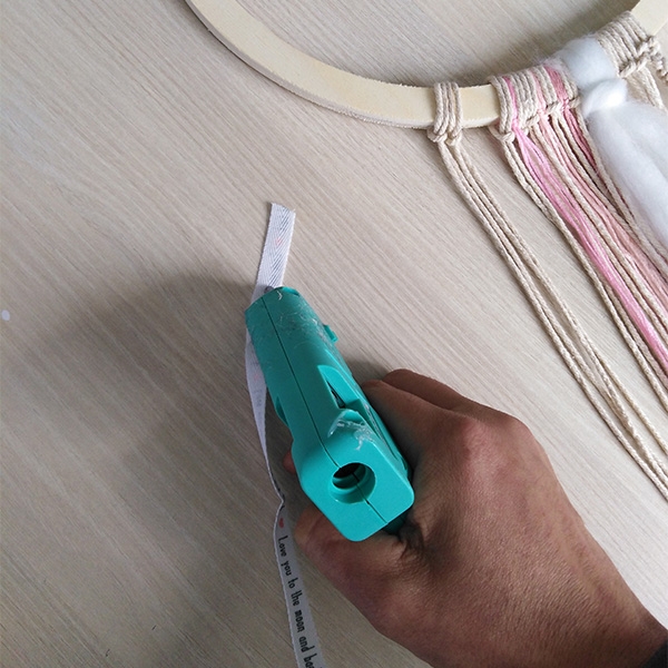 Décorer un attrape-rêves avec des rubans