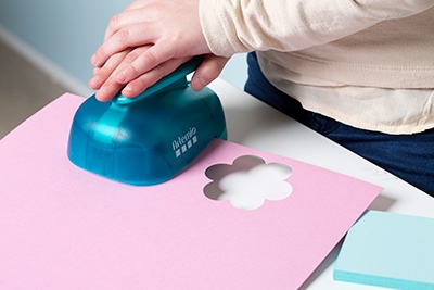 Tuto - Fabriquer un cadeau pour l'institutrice - grande perforatrice fleur Artemio