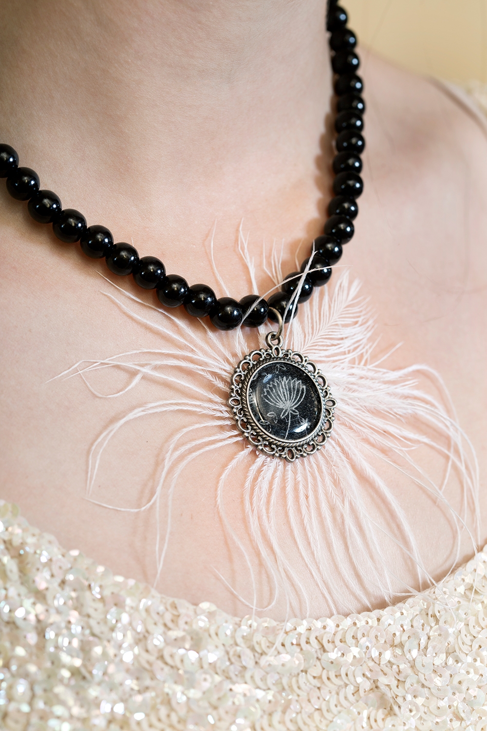 Collier à plume style charleston