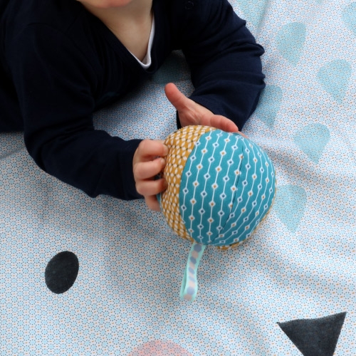 Fabriquer une balle d'éveil pour bébé - Artemio