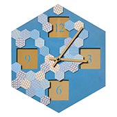 Horloge décorée dans un style géométrique