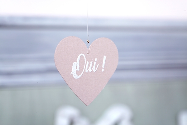 Coeur en bois tamponné "Oui" et embossé