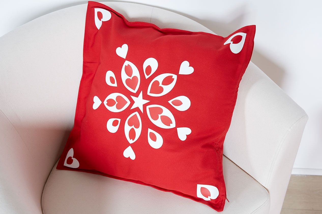 Customiser une housse de coussin avec du flex pour Noël