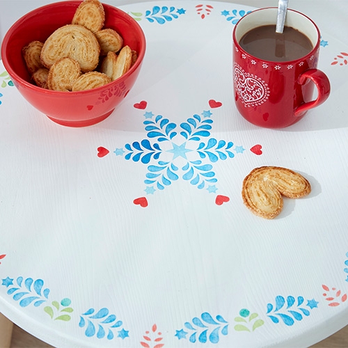Décoration d'une table basse au pochoir