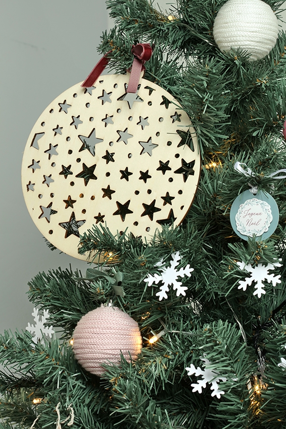 Décoration de sapin boule en bois étoiles isatis Artemio