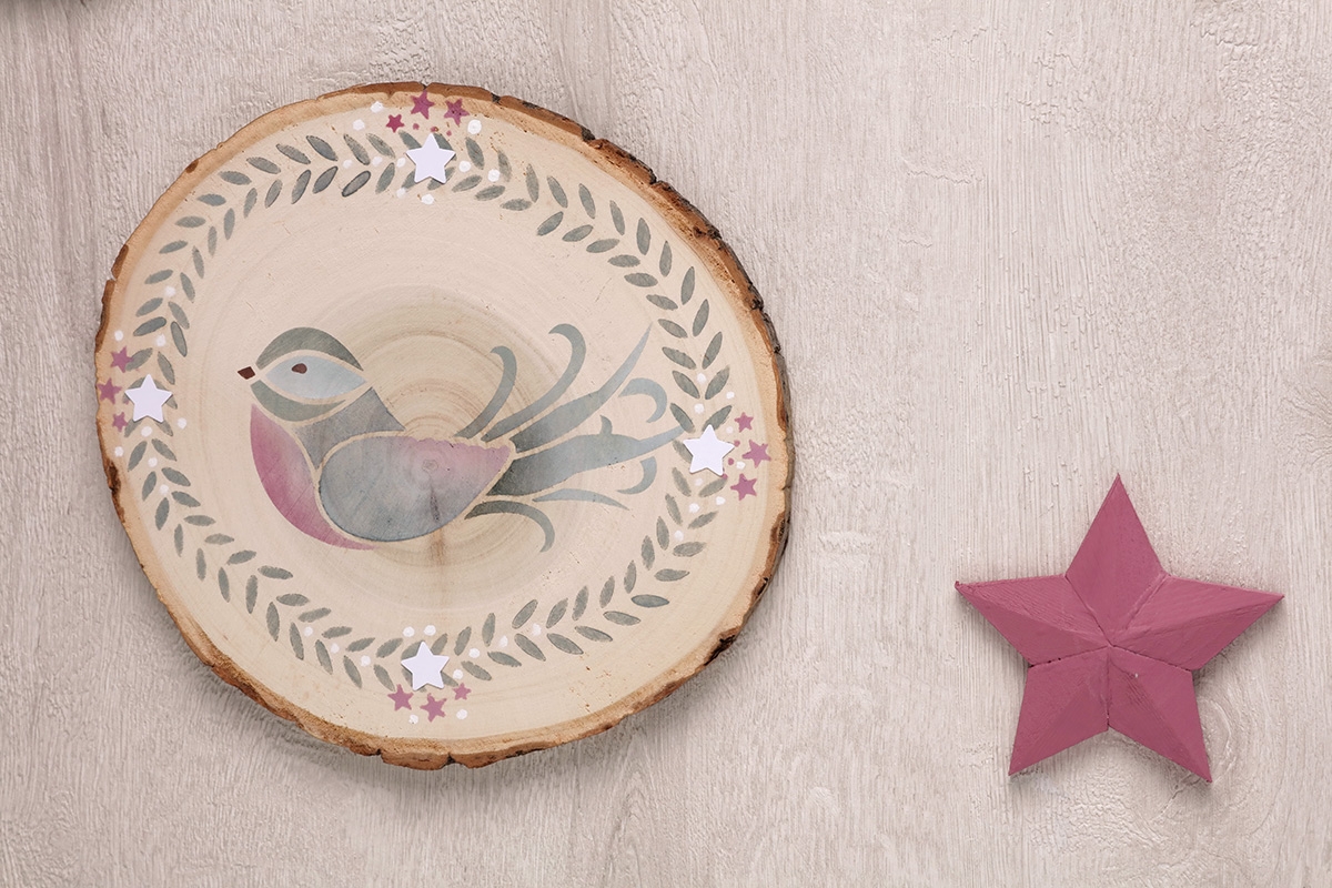 Décorer un rondin en bois avec des pochoirs oiseaux isatis Artemio