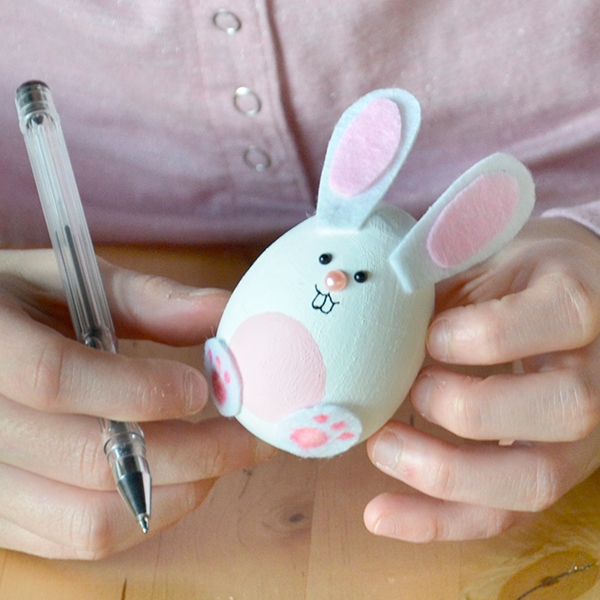 Activité créative pour enfant : Transformer un œuf en bois en animal