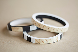 Bracelets en bois décorés avec la technique de la pyrogravure